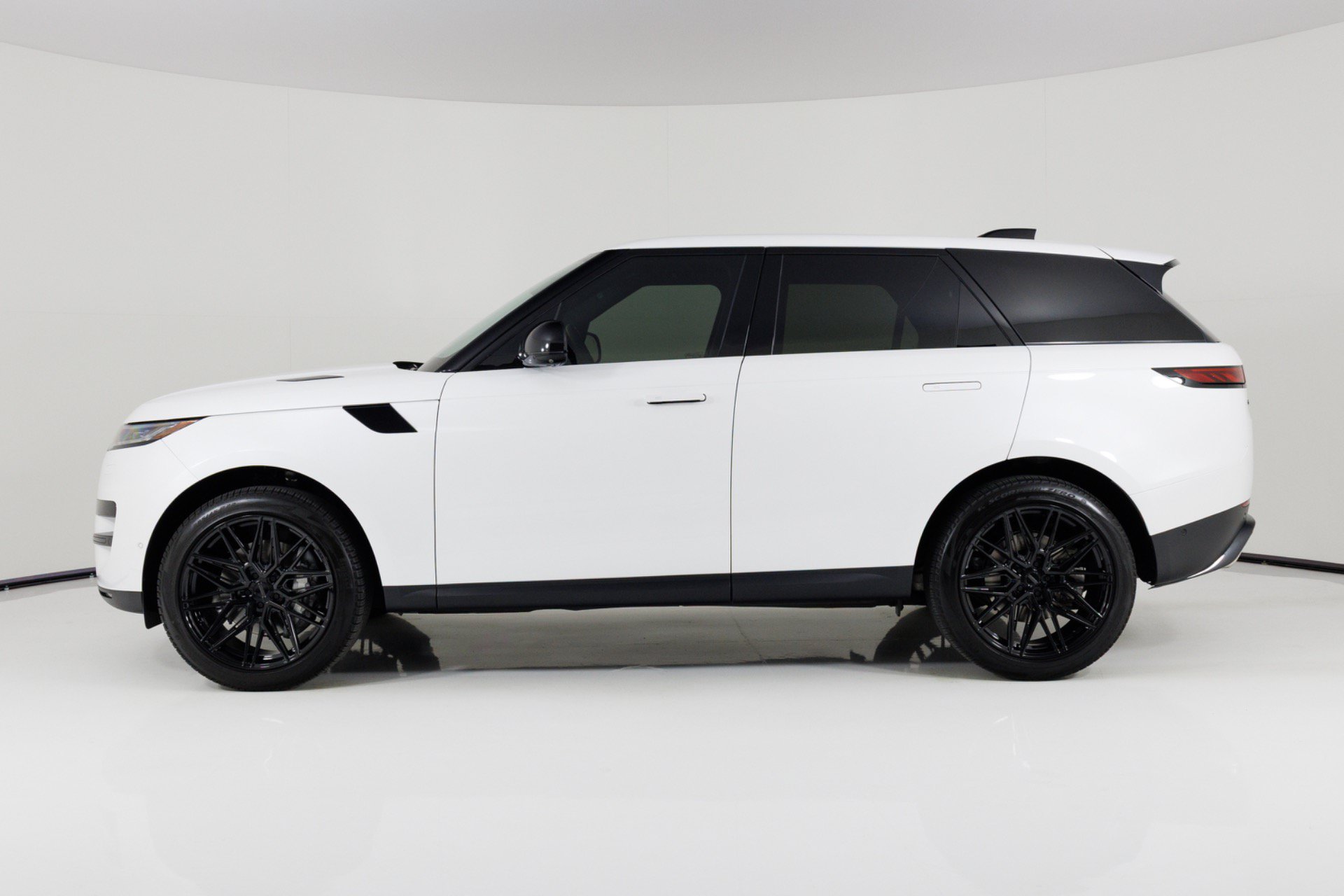 Used 2024 Land Rover Range Rover Sport SE AWD/4WD image 6