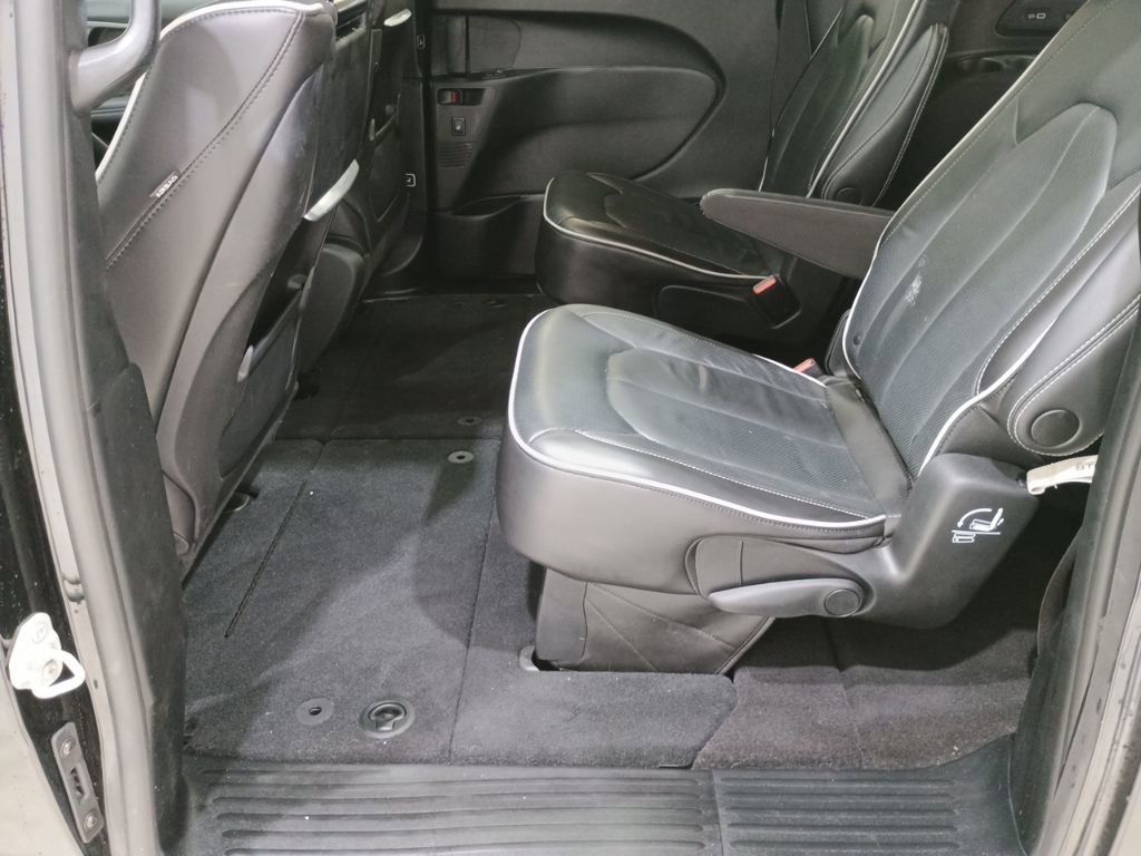Used 2023 Chrysler Pacifica Limited w/ Uconnect Theater Family Group image 21