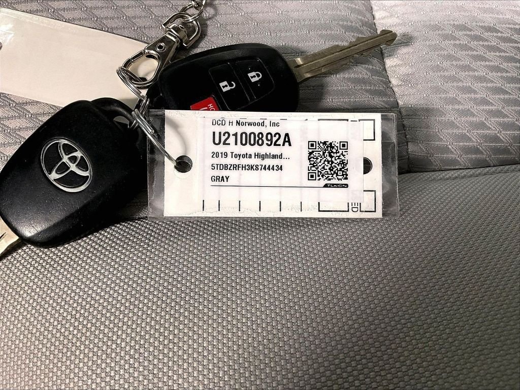 Used 2019 Toyota Highlander LE AWD/4WD image 31