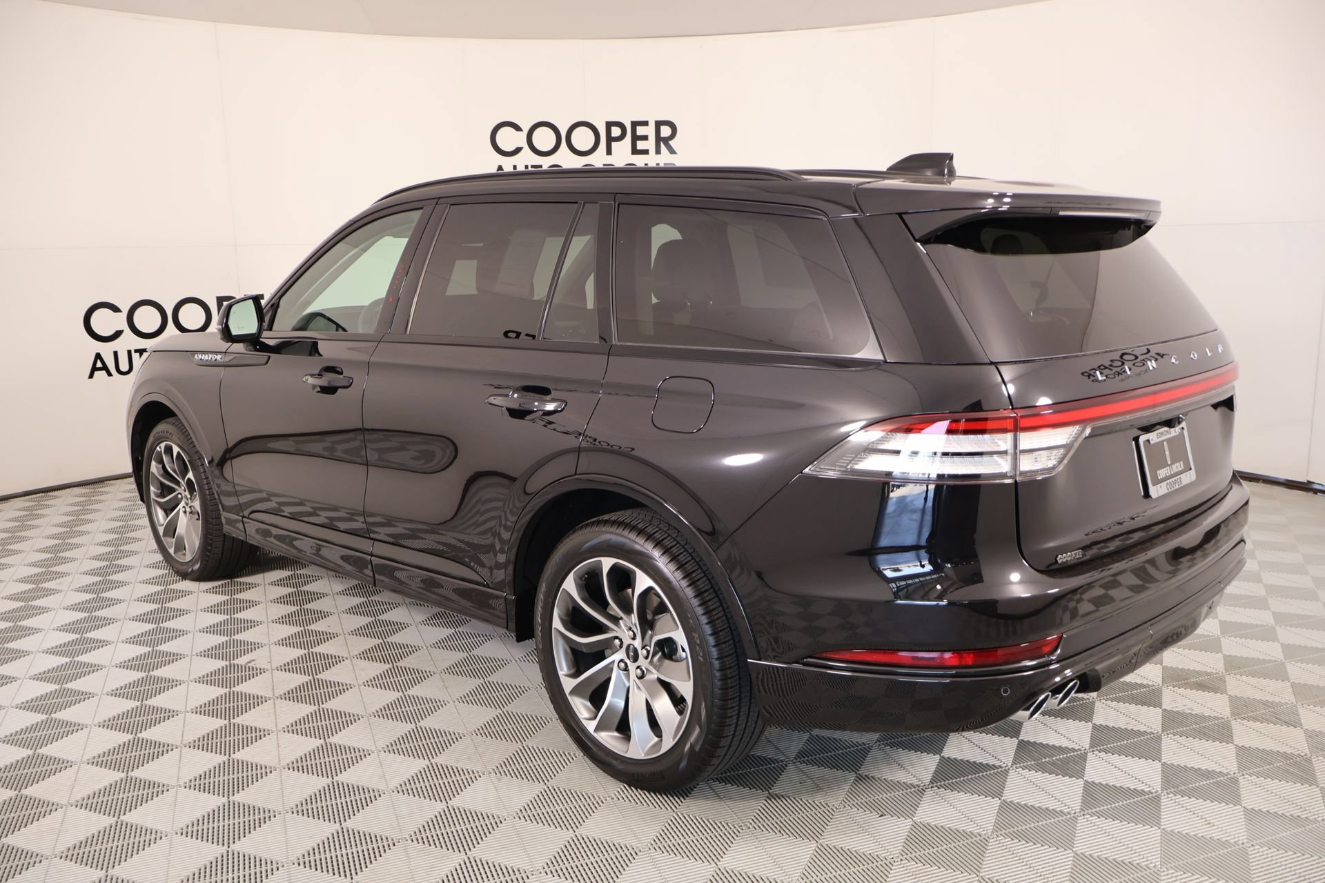 New 2026 Lincoln Aviator AWD w/ Jet Appearance Package image 25