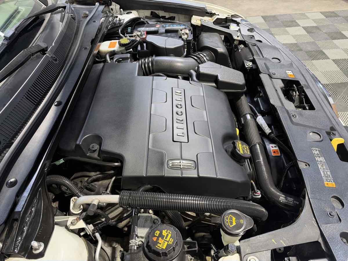 Used 2013 Lincoln MKS FWD image 23