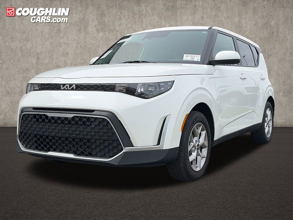 Used 2025 Kia Soul LX FWD image 3