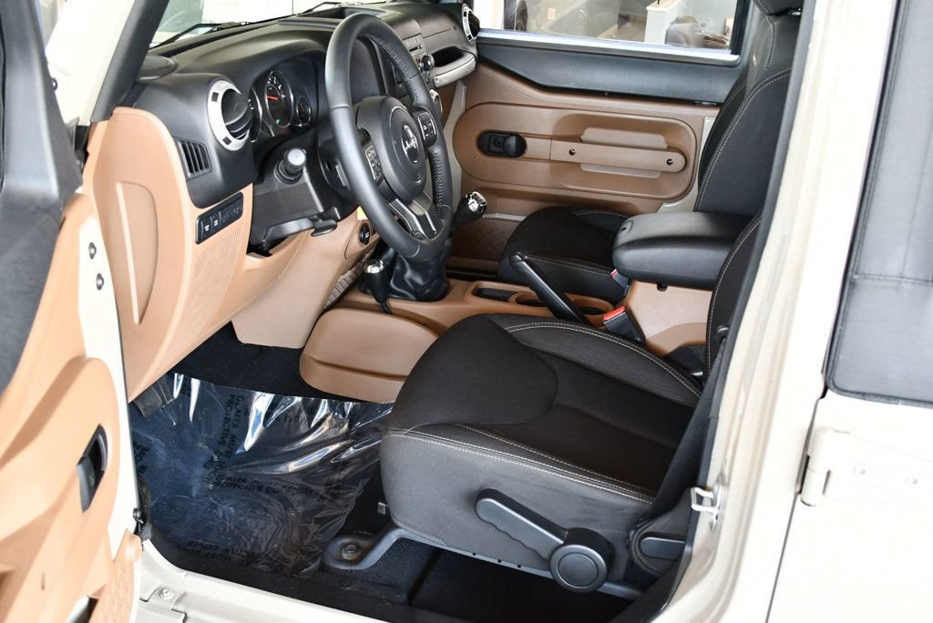 Used 2018 Jeep Wrangler Unlimited Rubicon w/ Connectivity Group AWD/4WD image 40