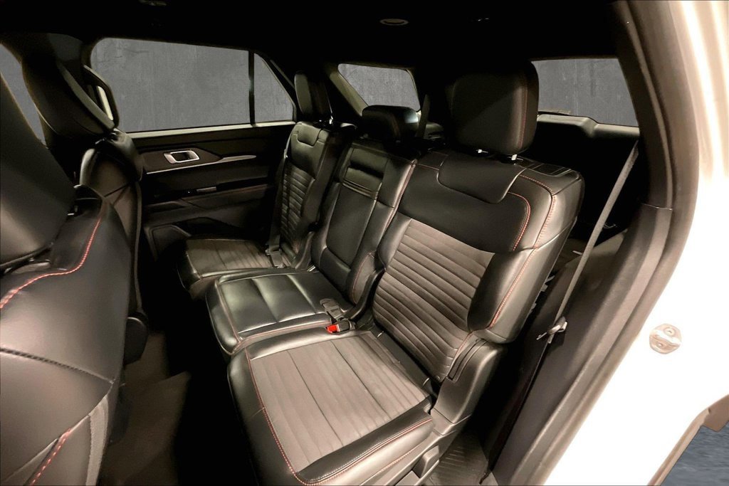 Used 2025 Ford Explorer ST-Line w/ ST-Line Street Pack AWD/4WD image 23