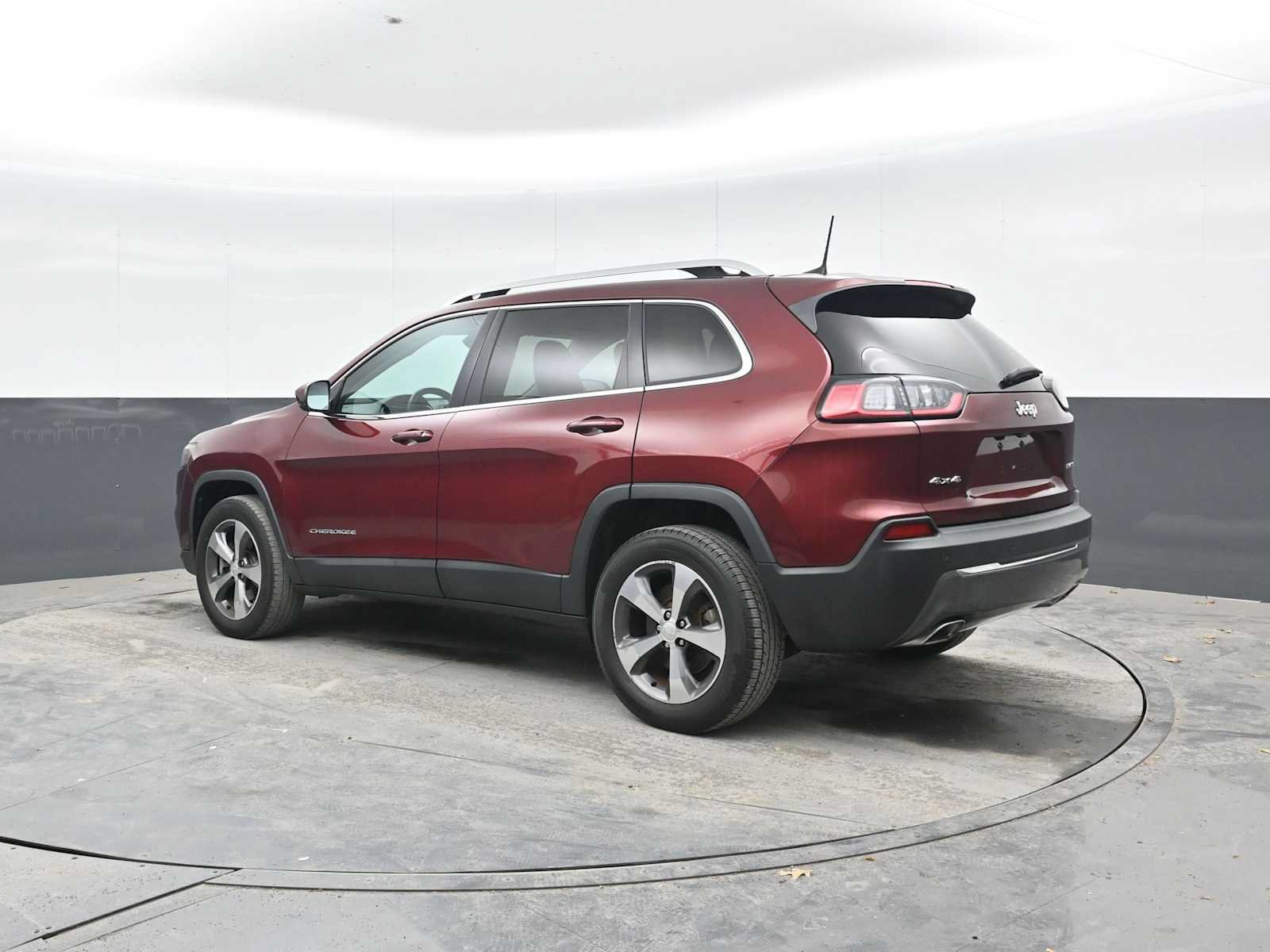 Used 2019 Jeep Cherokee Limited AWD/4WD image 2
