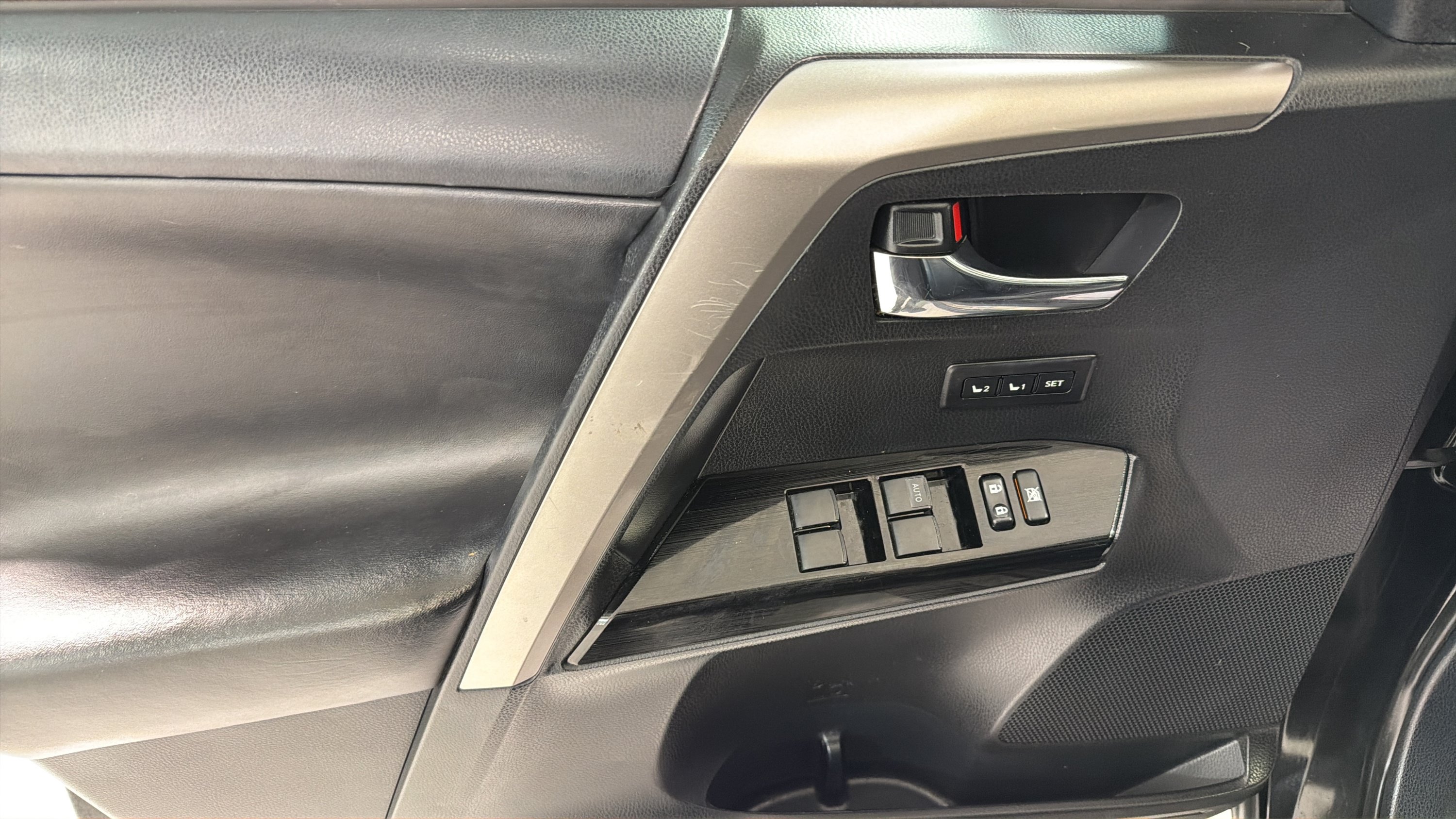 Used 2018 Toyota RAV4 Limited AWD/4WD image 11