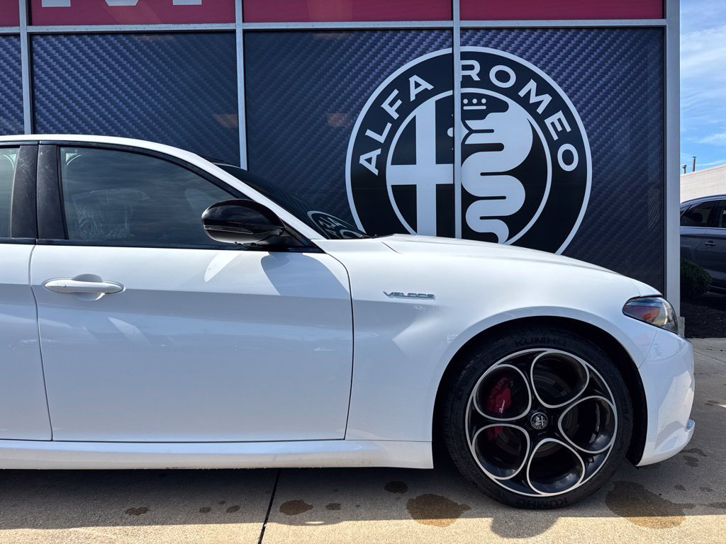 Used 2022 Alfa Romeo Giulia Veloce AWD/4WD image 3