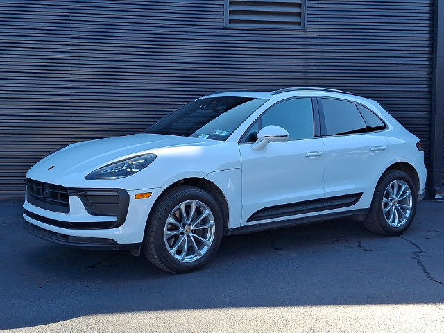 Certified 2025 Porsche Macan AWD/4WD image 1