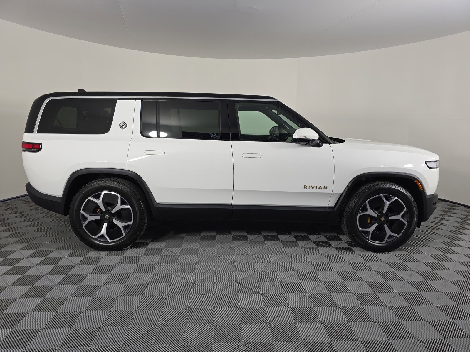 Used 2024 Rivian R1S Adventure image 6