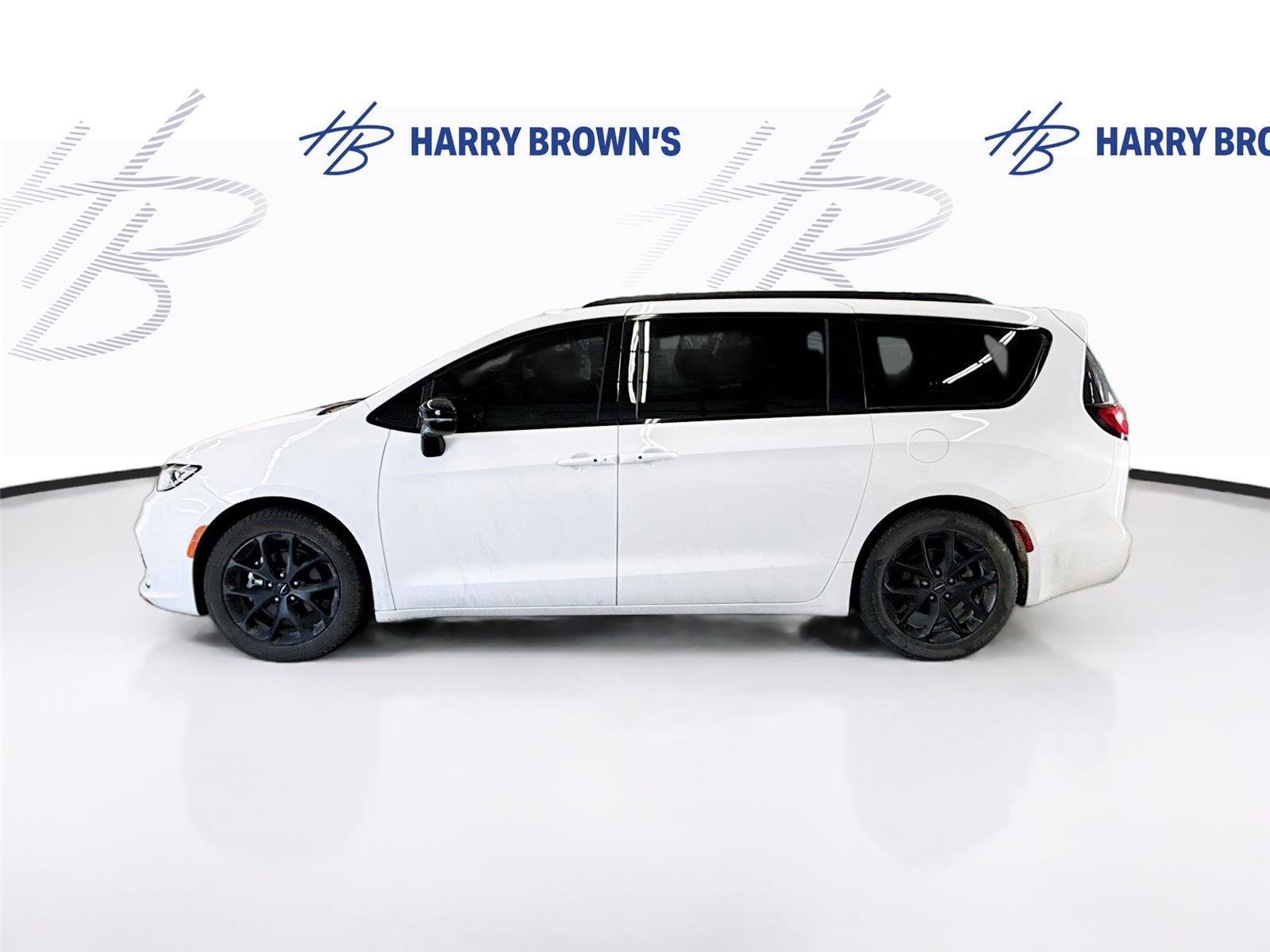 Used 2025 Chrysler Pacifica Limited FWD image 8