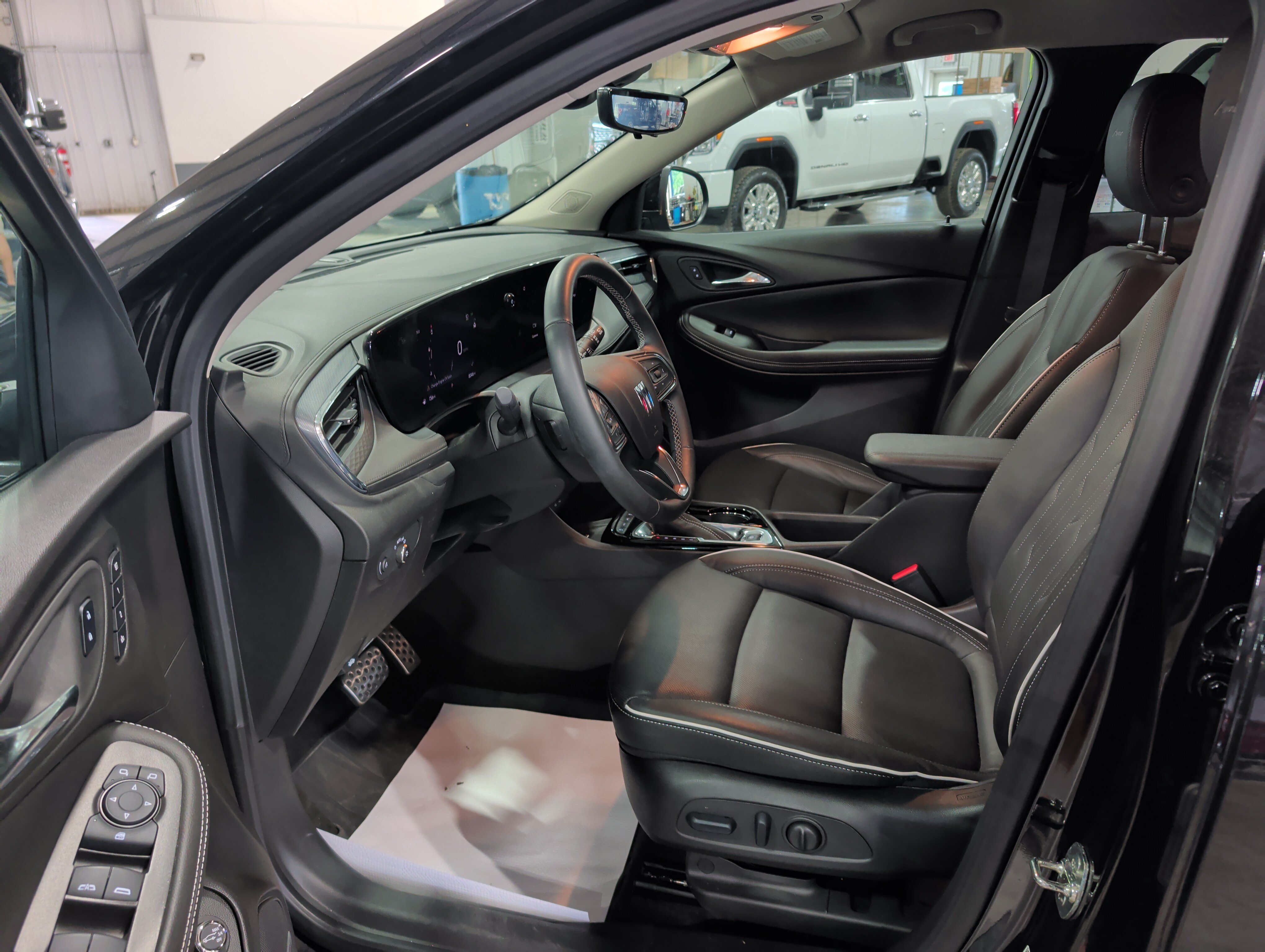 Used 2025 Buick Encore GX Avenir w/ Avenir Technology Package AWD/4WD image 7