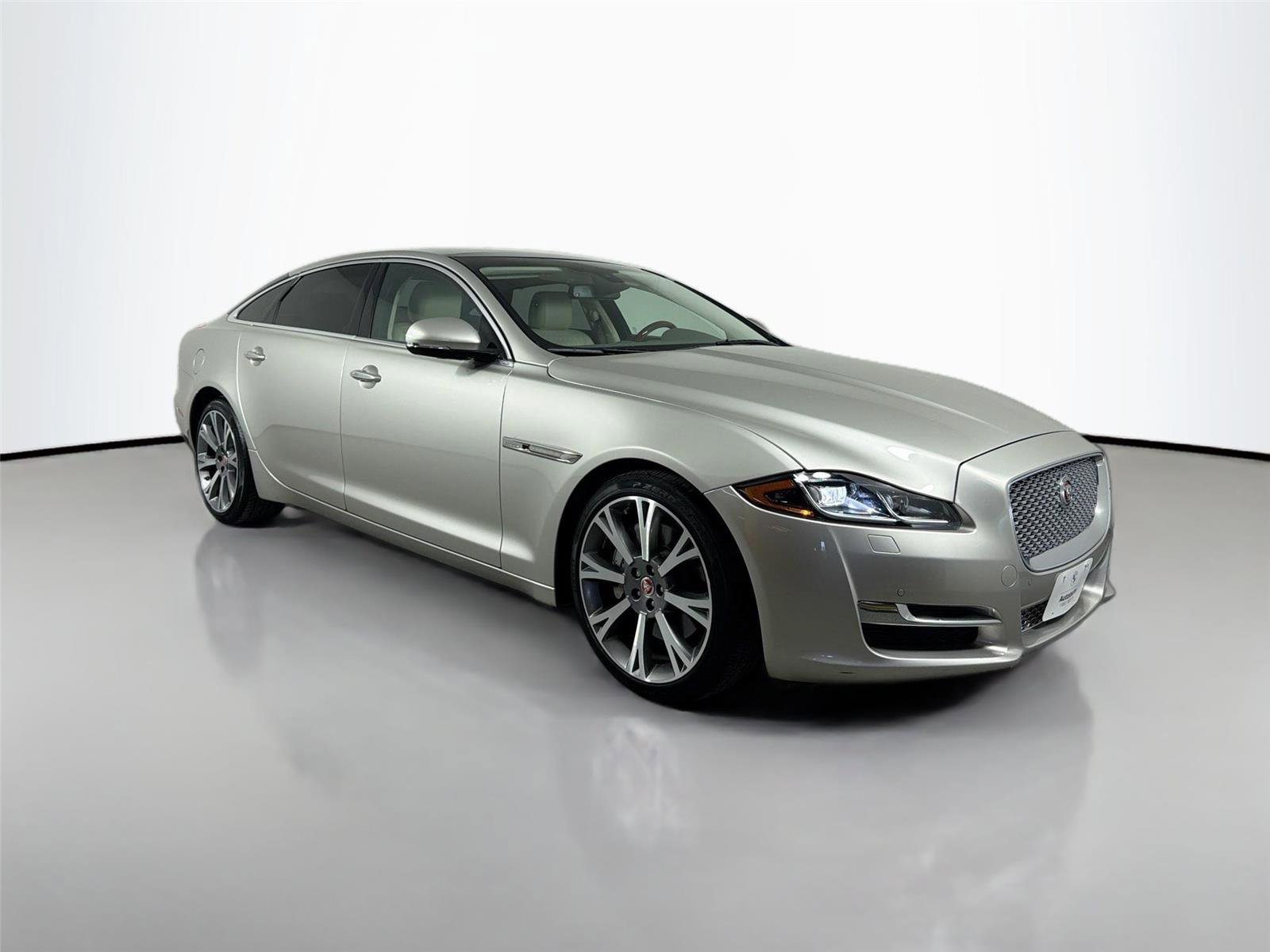 Used 2017 Jaguar XJ L Portfolio RWD image 4