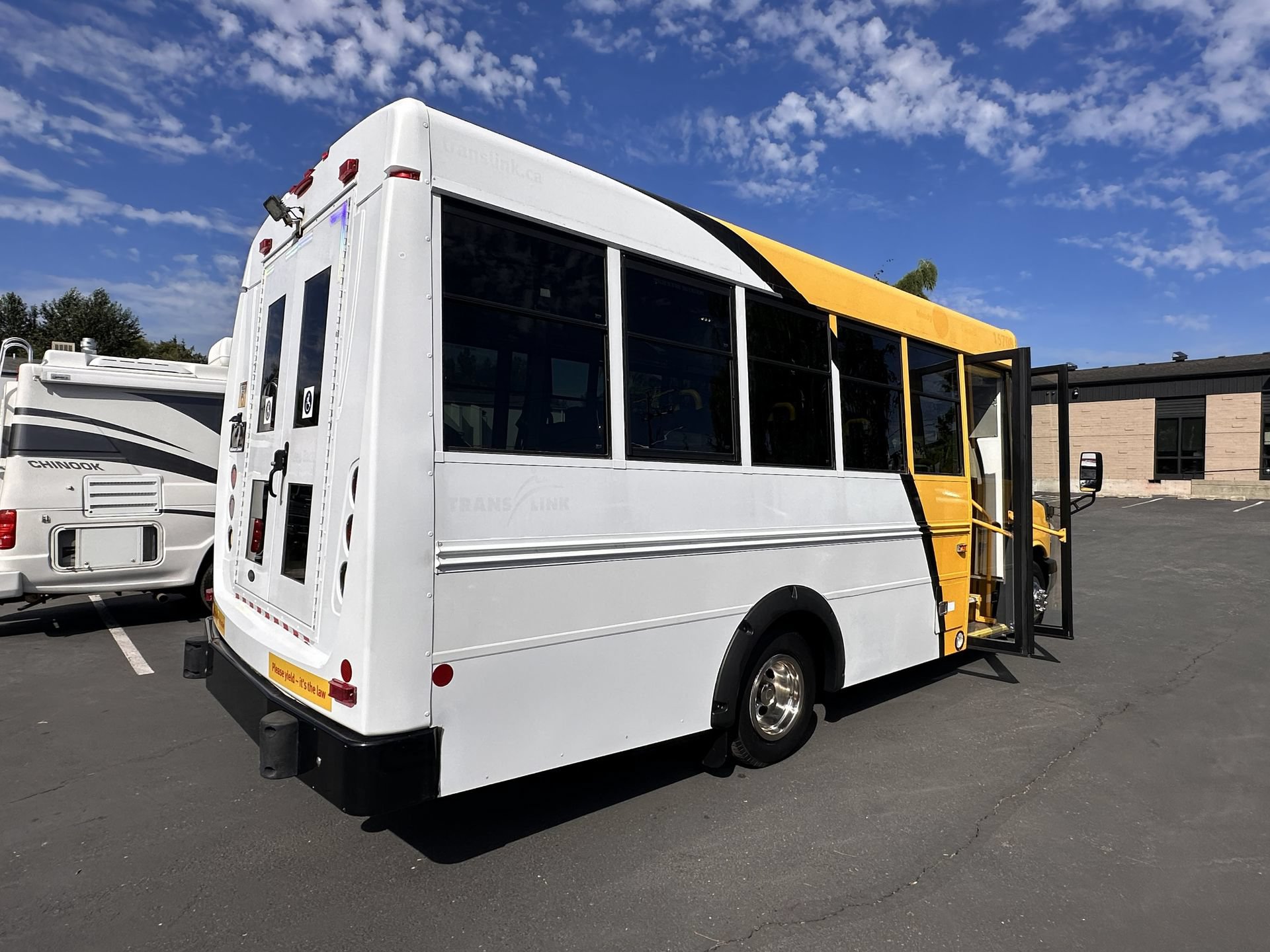 Used 2015 Chevrolet Express 4500 RWD image 4