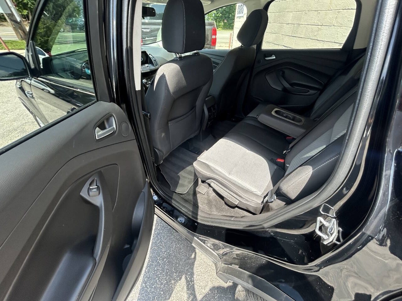 Used 2017 Ford Escape SE w/ Equipment Group 201A FWD image 7