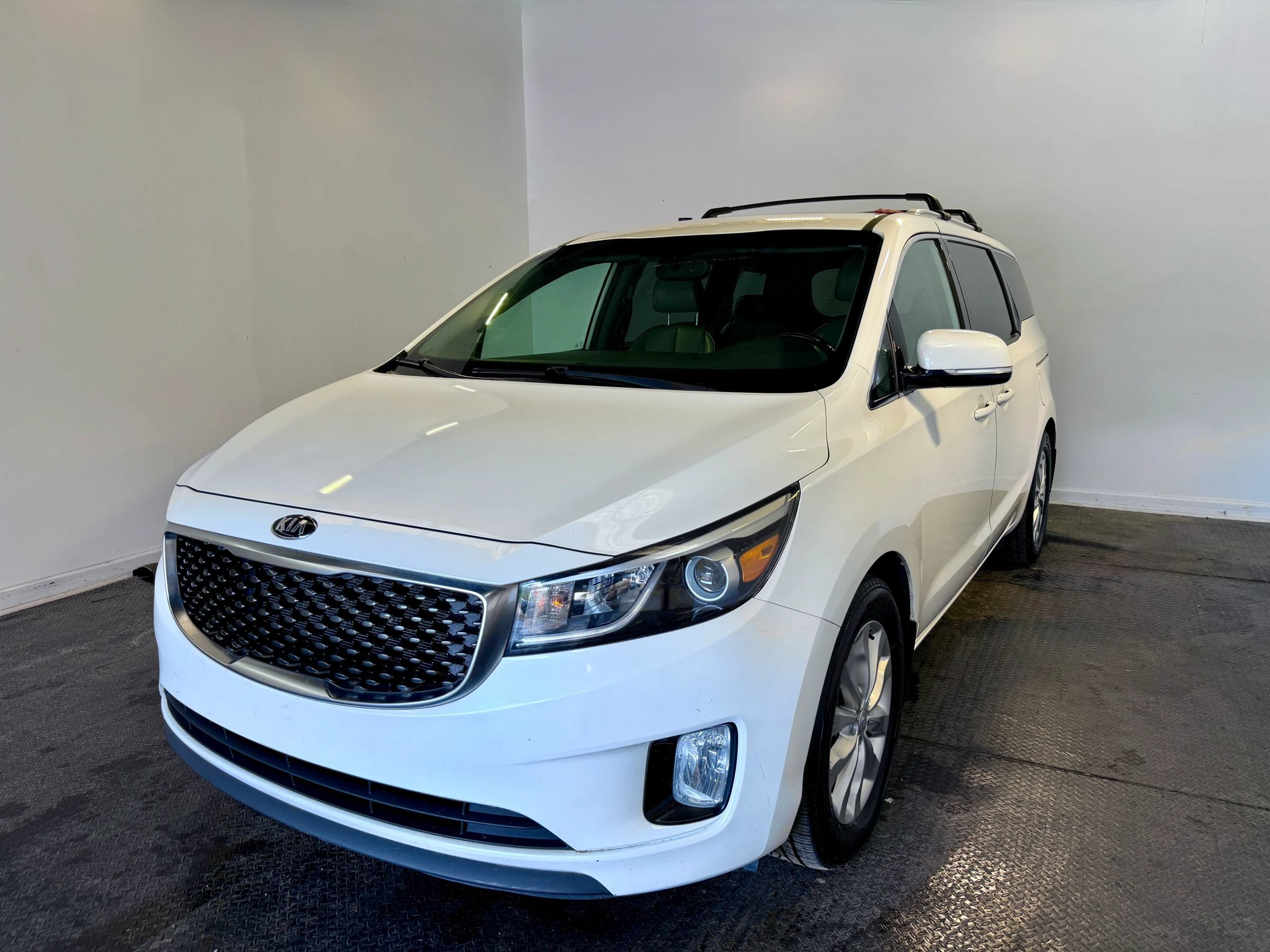 Used 2016 Kia Sedona EX FWD image 2