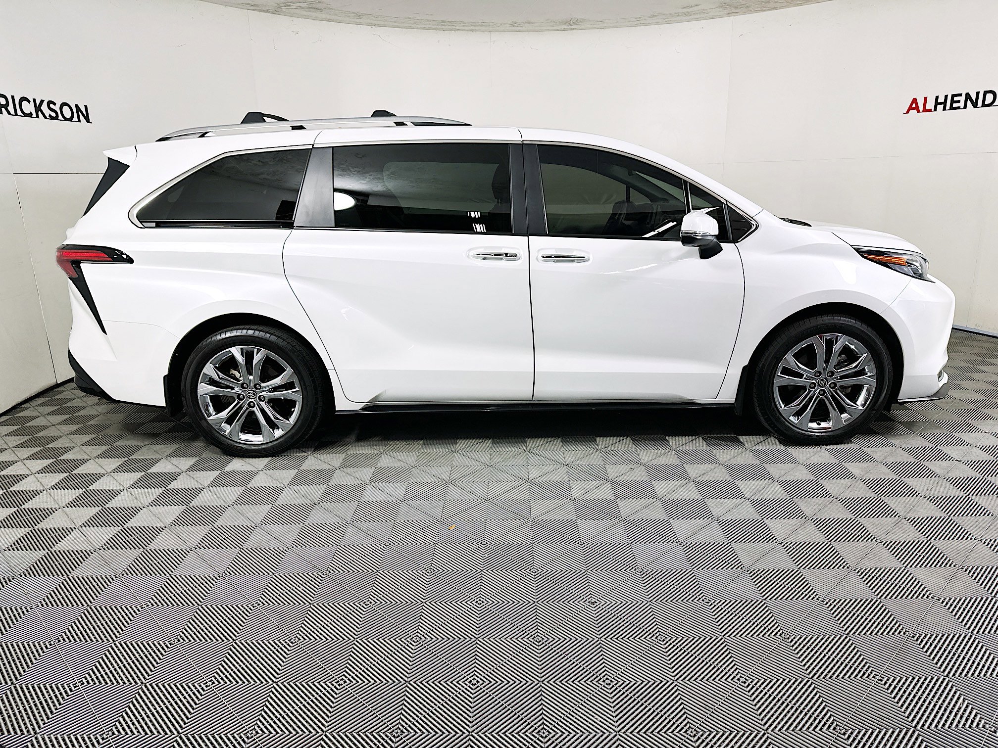 Certified 2024 Toyota Sienna Platinum image 2