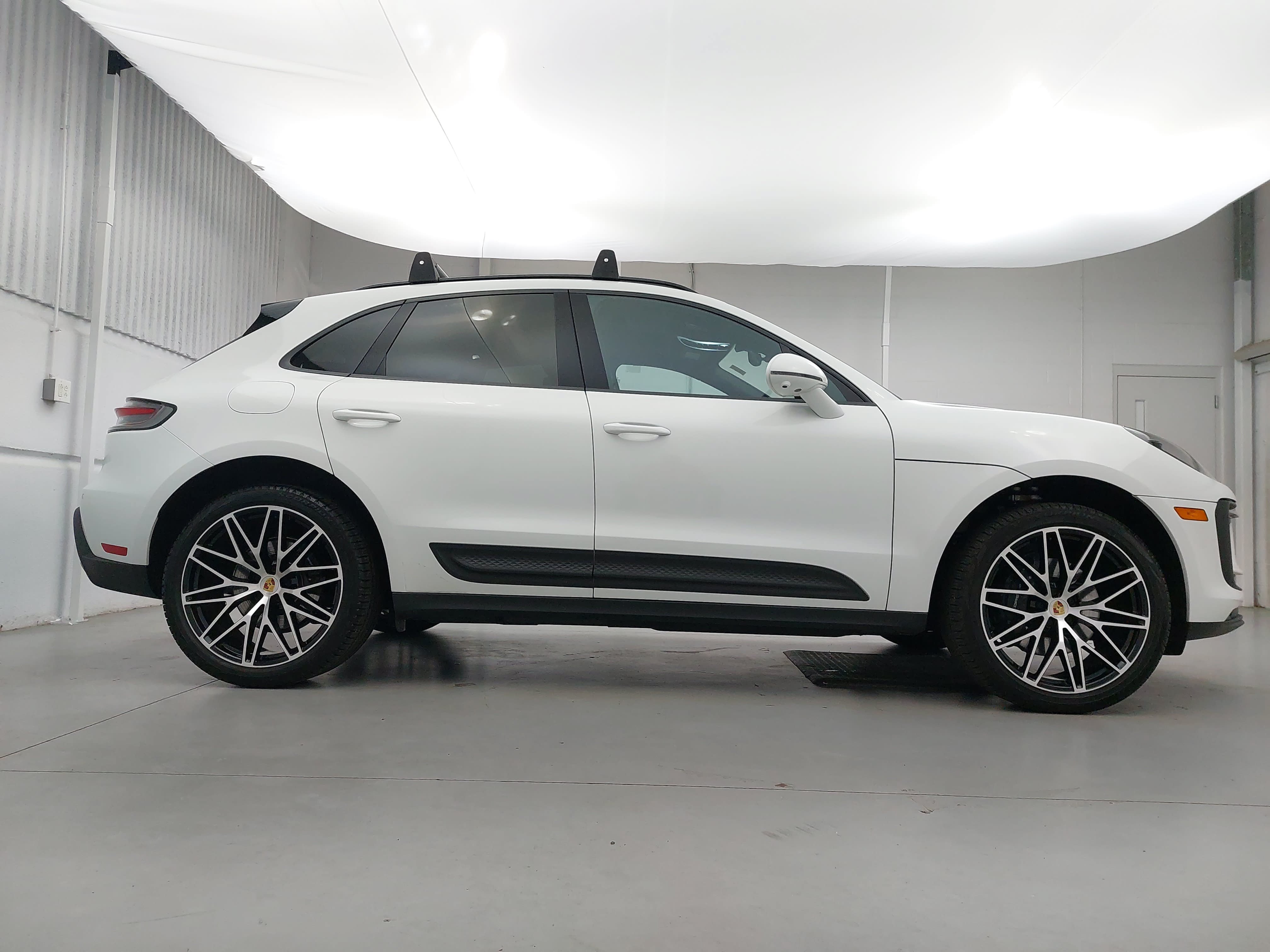 Certified 2025 Porsche Macan AWD/4WD image 8