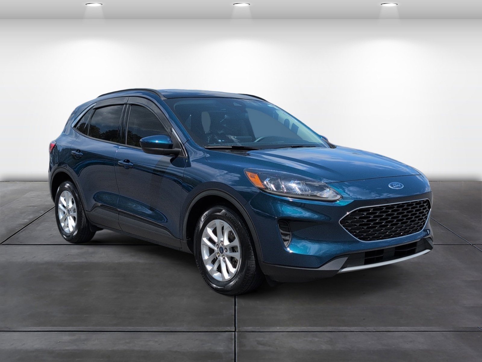 Used 2020 Ford Escape SE image 2