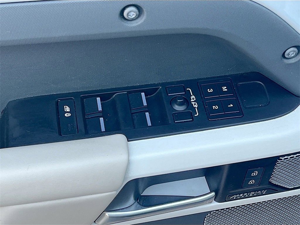 Used 2023 Land Rover Defender 130 SE image 18