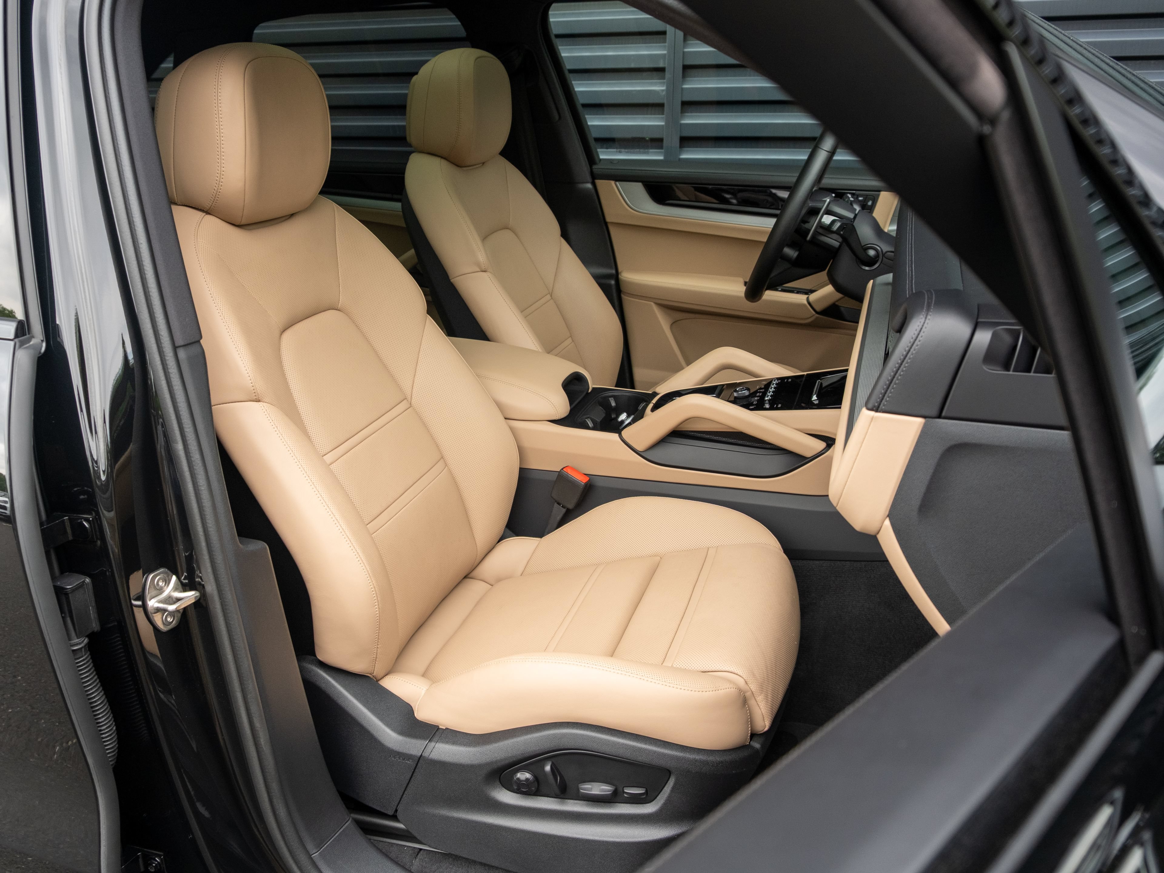 Certified 2024 Porsche Cayenne AWD/4WD image 41