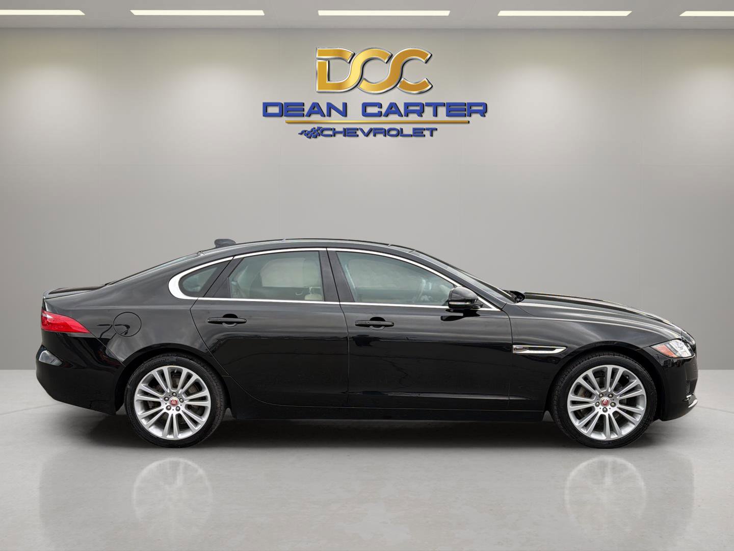 Used 2020 Jaguar XF Premium image 6