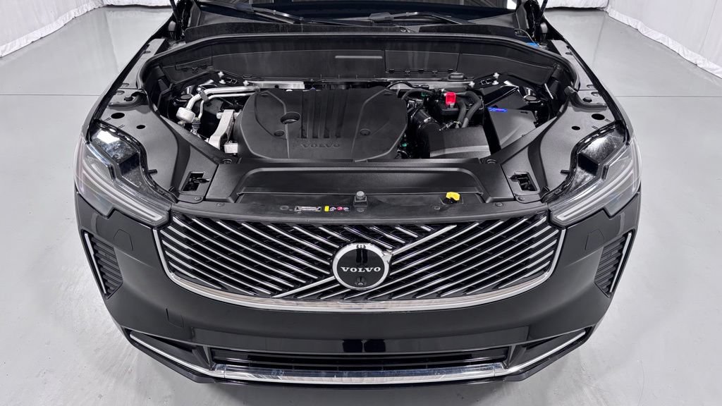 Certified 2025 Volvo XC90 B5 Plus AWD/4WD image 29