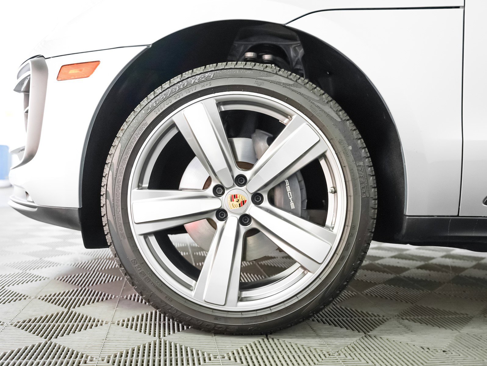 Certified 2025 Porsche Macan image 14