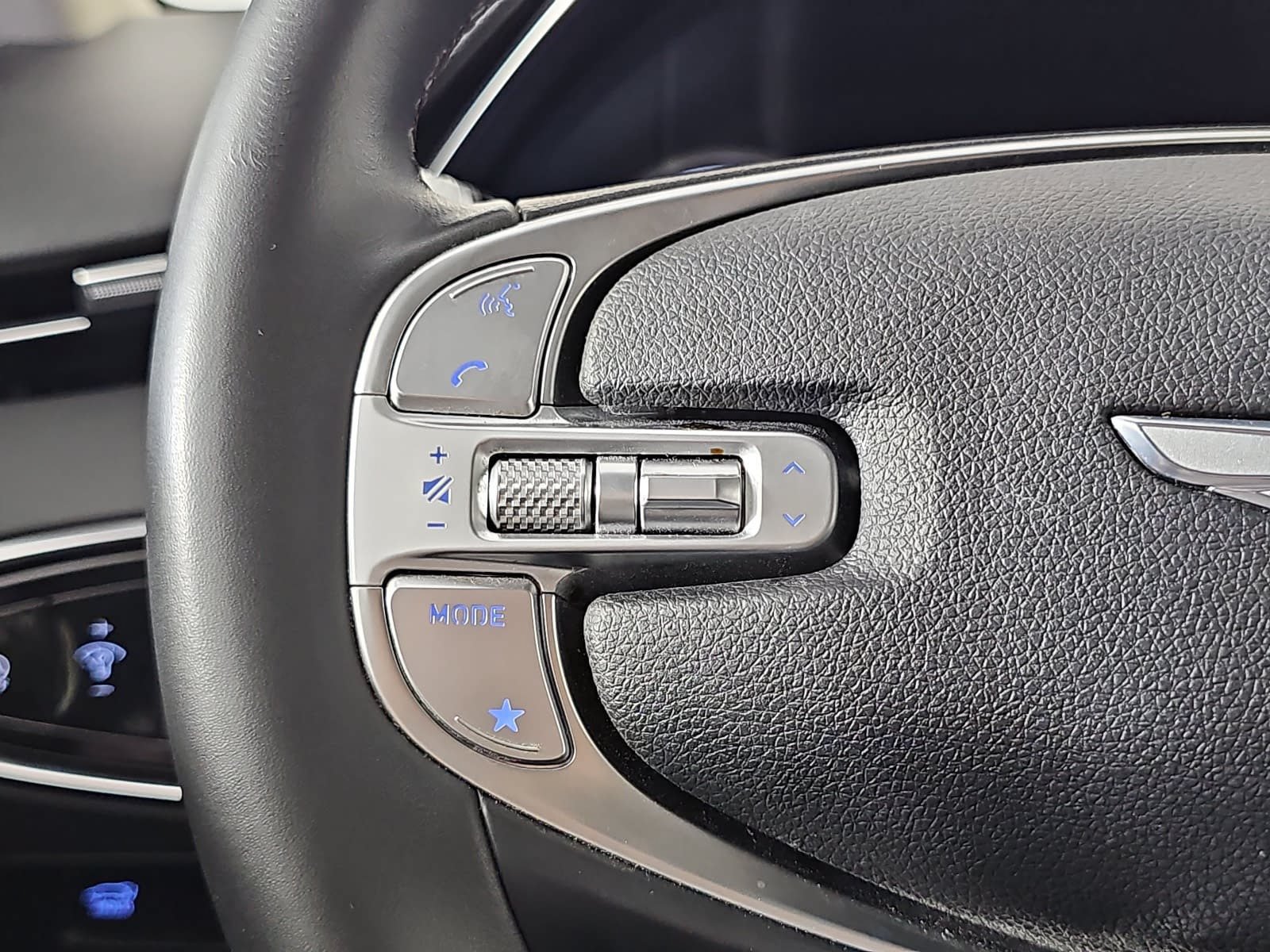 Used 2025 Genesis GV70 2.5T AWD/4WD image 17