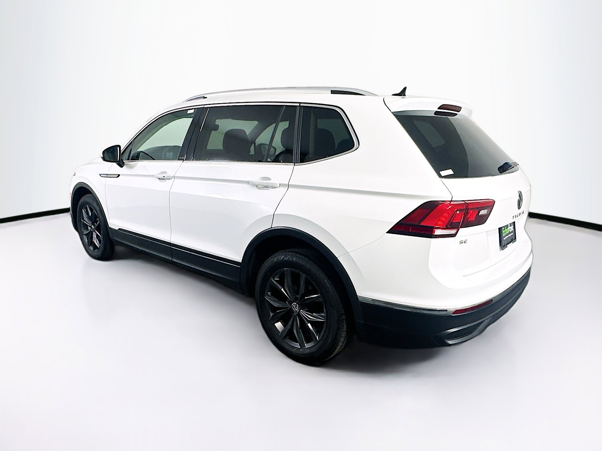 Used 2023 Volkswagen Tiguan SE w/ Panoramic Sunroof Package FWD image 5