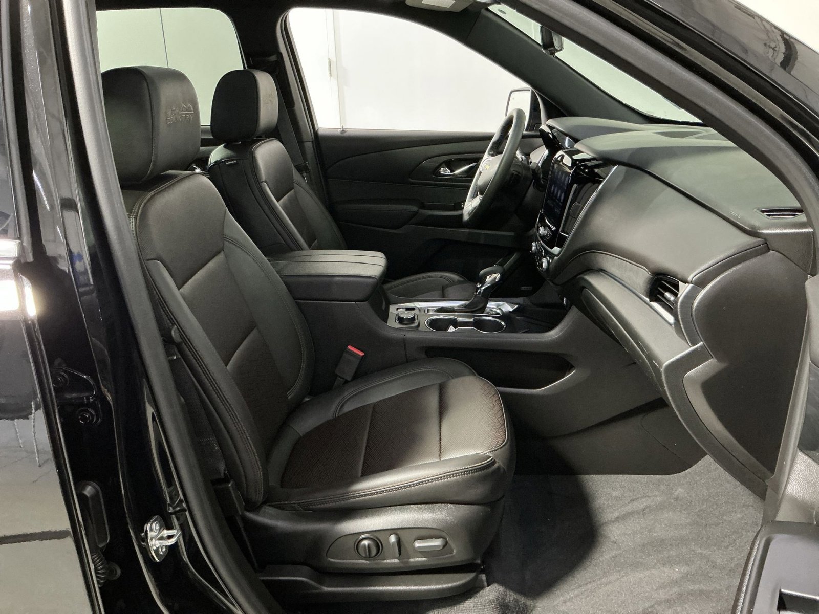Used 2023 Chevrolet Traverse High Country image 35