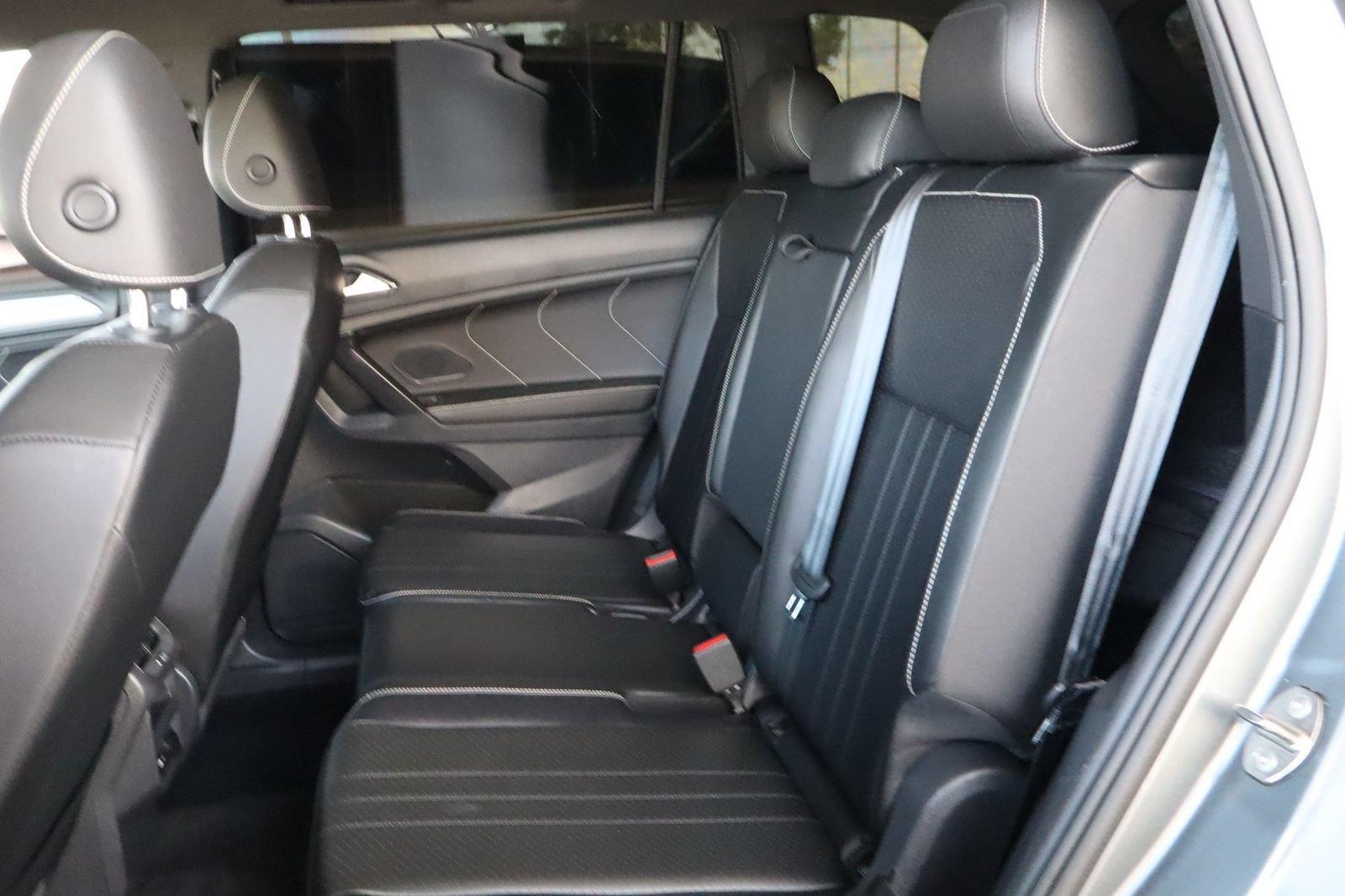 Used 2023 Volkswagen Tiguan SE R-Line FWD image 36