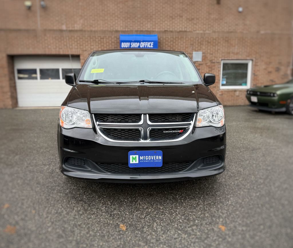 Used 2019 Dodge Grand Caravan SE w/ UConnect Hands-Free Group image 2