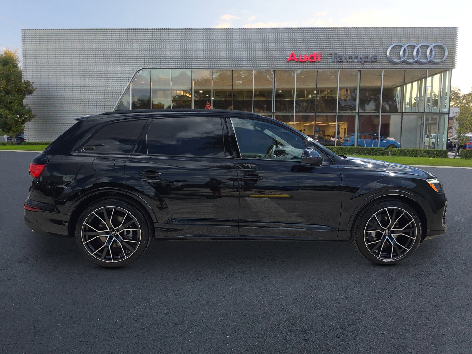 New 2025 Audi Q7 3.0T Prestige image 3