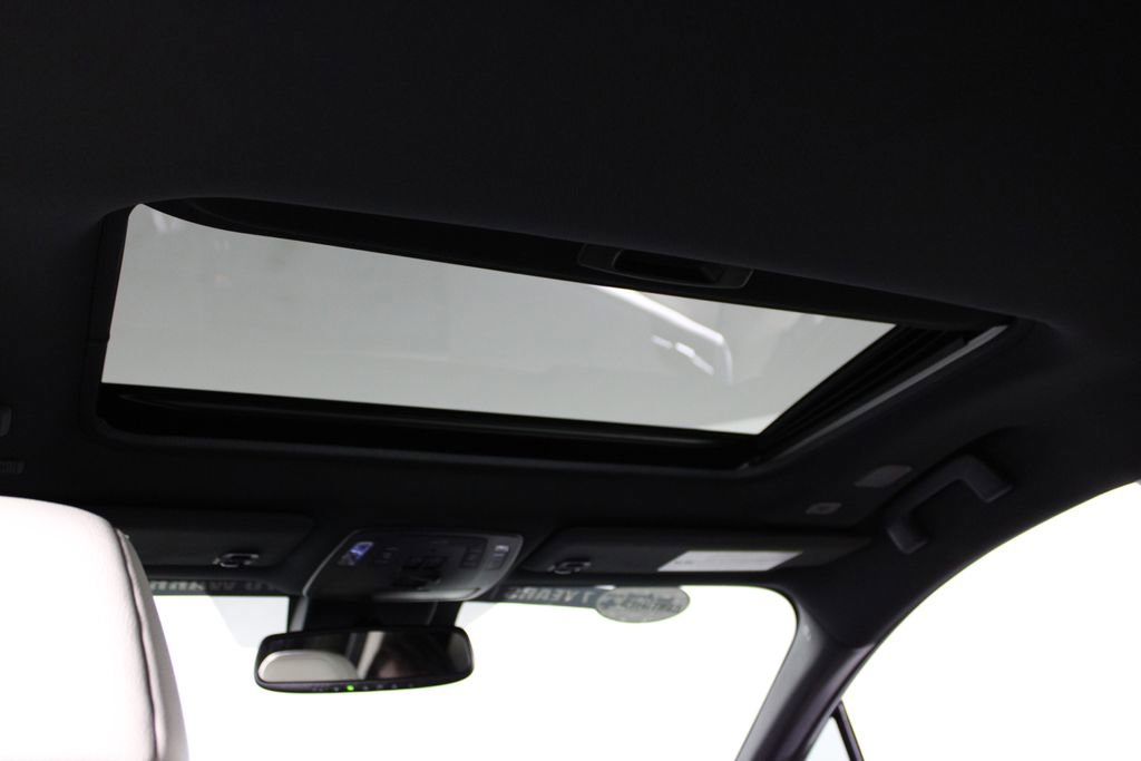 Used 2025 Toyota Sienna Platinum image 23