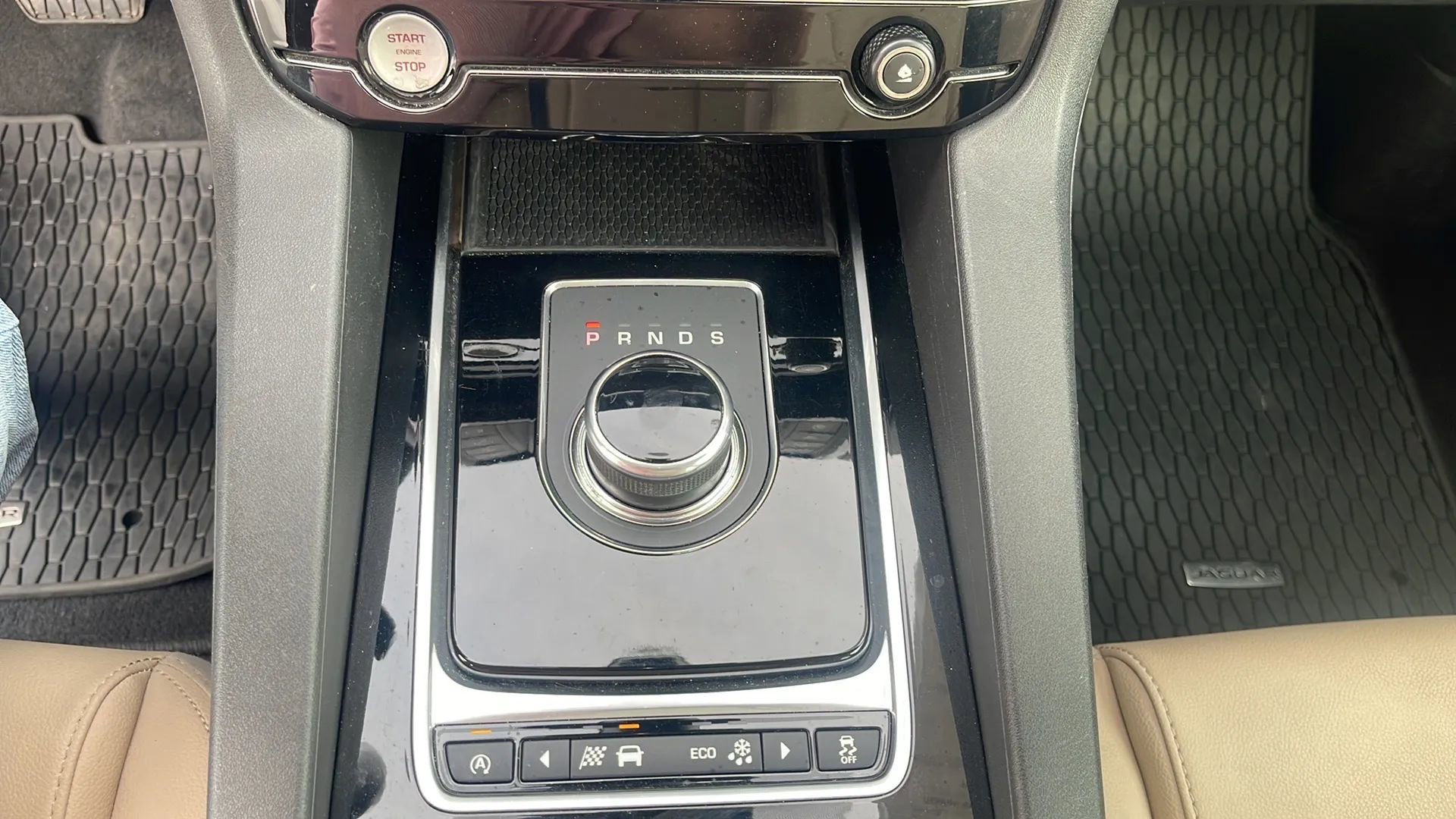 Used 2017 Jaguar F-PACE Premium image 18