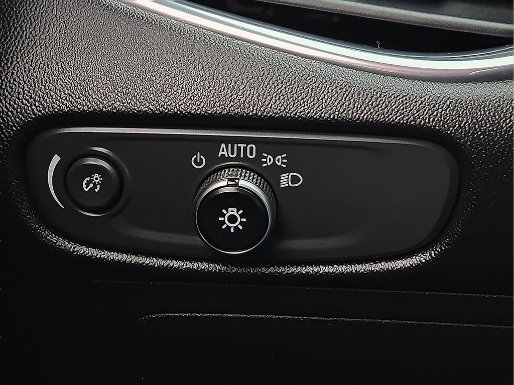 Used 2018 Chevrolet Malibu Premier w/ Premier Sun and Wheel Package image 18