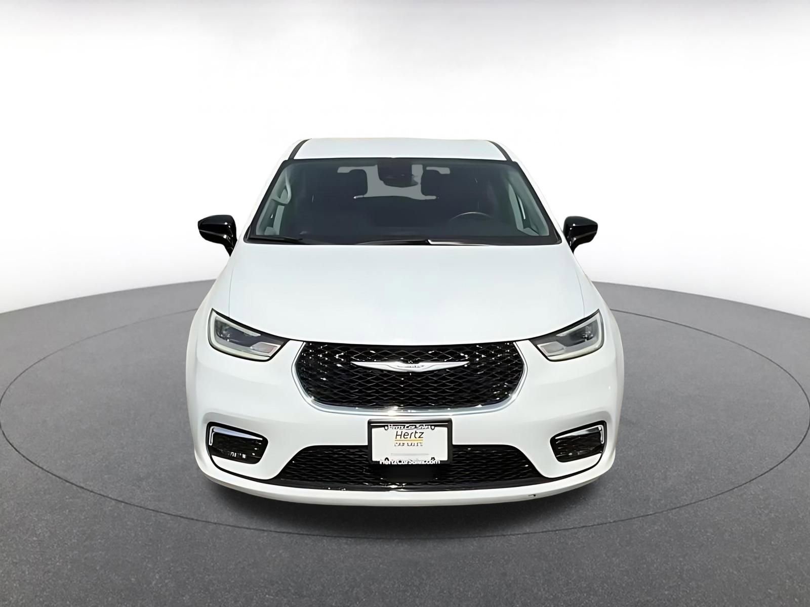 Used 2024 Chrysler Pacifica Touring-L image 4