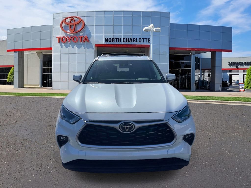 Used 2023 Toyota Highlander XLE AWD/4WD image 4