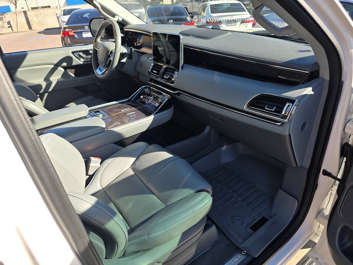 Used 2018 Lincoln Navigator L Select w/ Technology Package RWD image 15