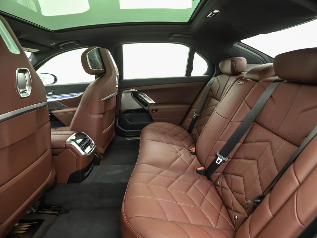 New 2026 BMW 750e xDrive image 24