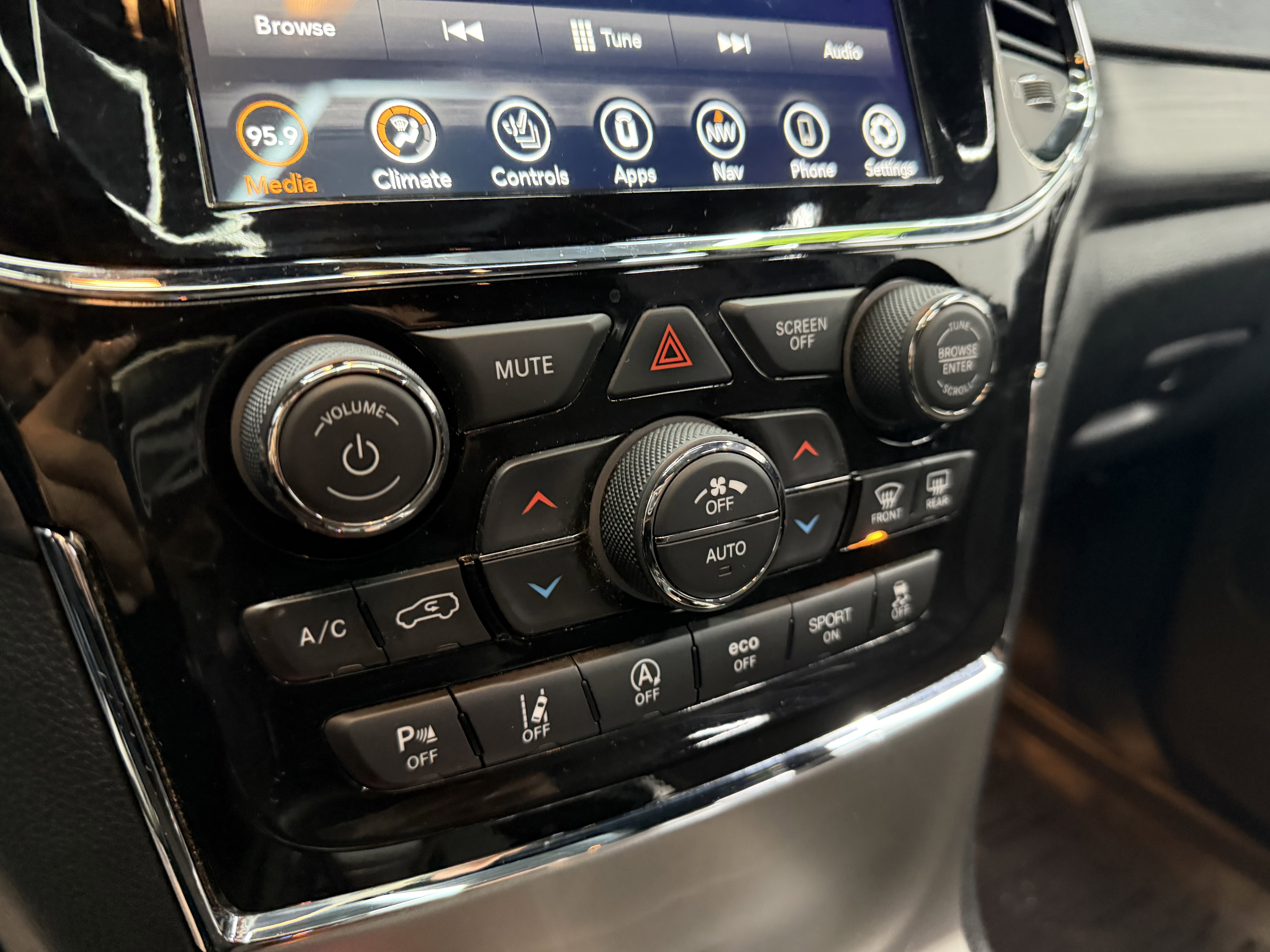 Used 2021 Jeep Grand Cherokee Laredo image 21