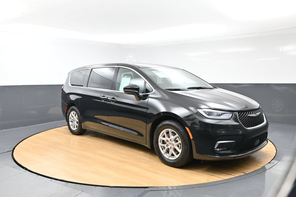 Used 2025 Chrysler Pacifica Select FWD image 9