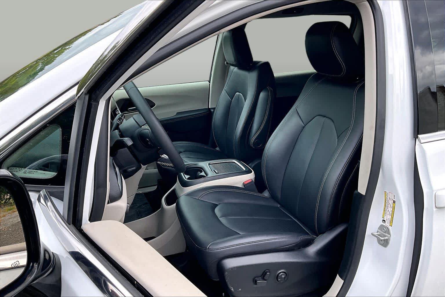 Used 2024 Chrysler Pacifica Limited FWD image 8