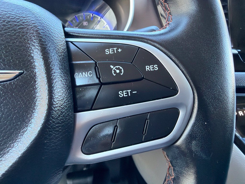 Used 2017 Chrysler Pacifica Touring-L FWD image 30