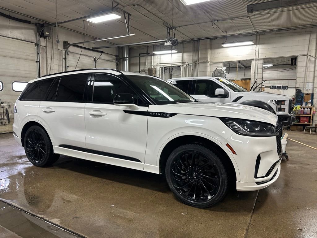 Used 2025 Lincoln Aviator Reserve w/ Equipment Group 201A AWD/4WD image 7
