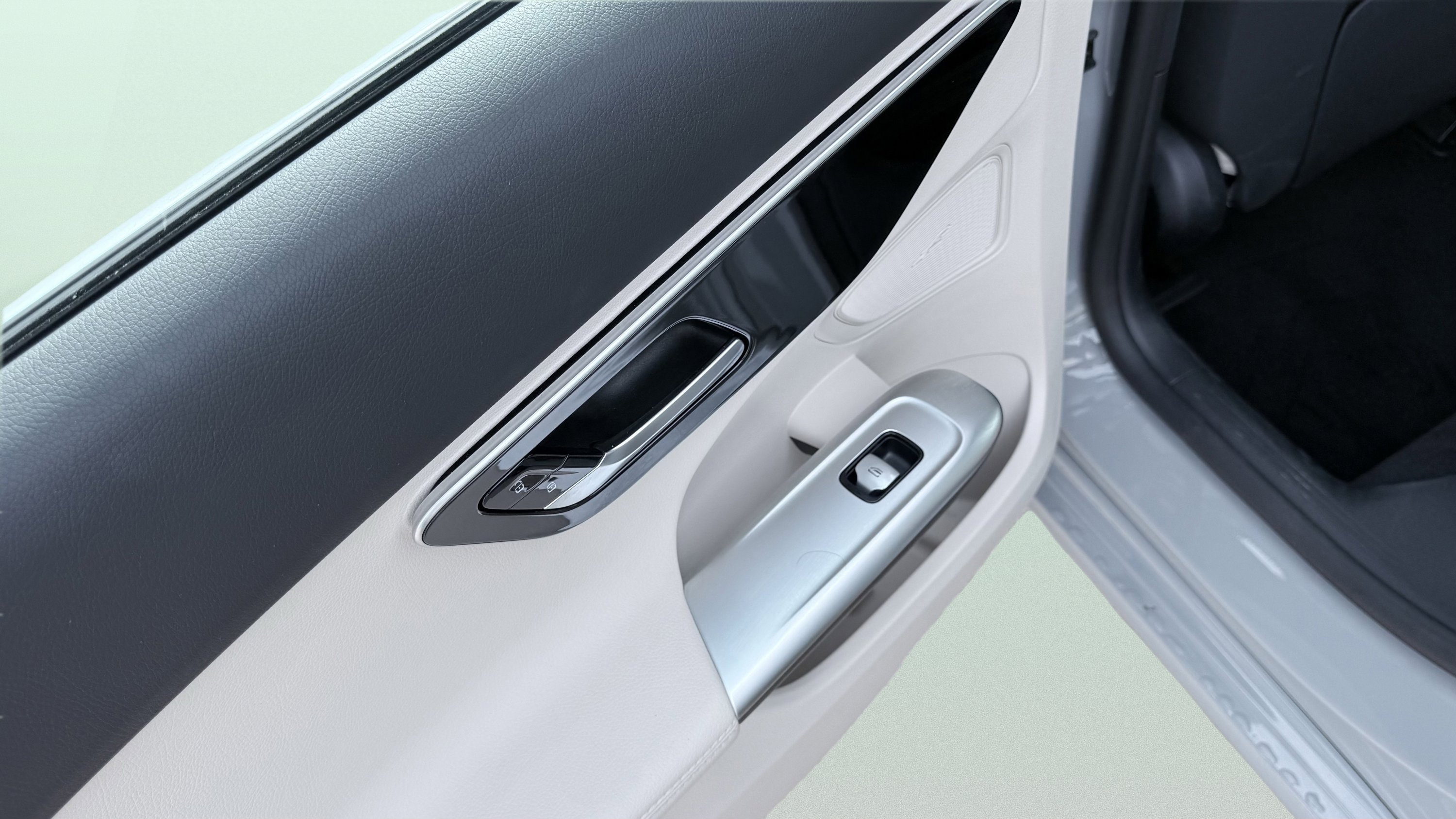 Used 2025 Mercedes-Benz C 300 Sedan image 31