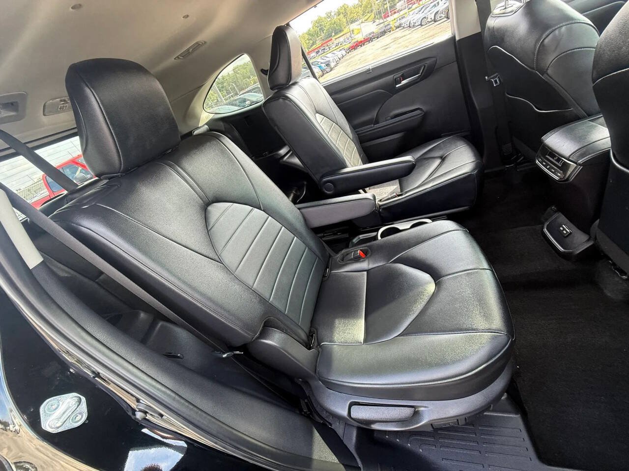 Used 2024 Toyota Highlander XLE AWD/4WD image 18