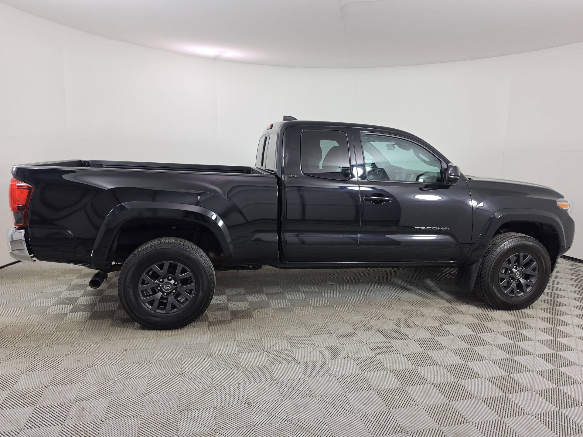 Used 2022 Toyota Tacoma SR5 w/ SR5 Appearance Package (SM) RWD image 8