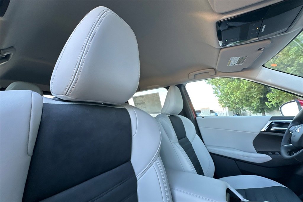 New 2025 Mitsubishi Outlander SE image 18