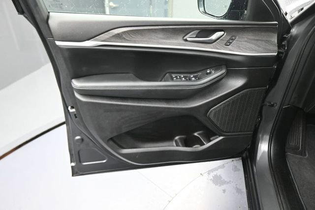 Used 2025 Jeep Grand Cherokee Limited w/ Black Appearance Package AWD/4WD image 20